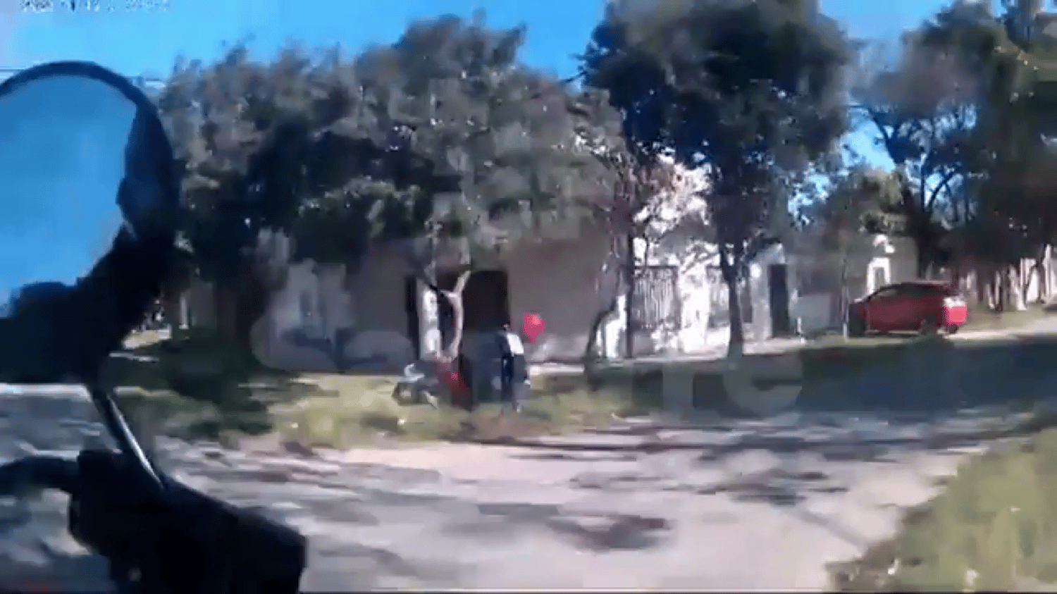 Robó una moto frente al Hospital Español, intentó huir y fue detenido tras caer en una zanja