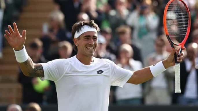 El argentino Francisco Comesaña obtuvo un triunfo histórico ante el ruso Andrey Rublev en Wimbledon