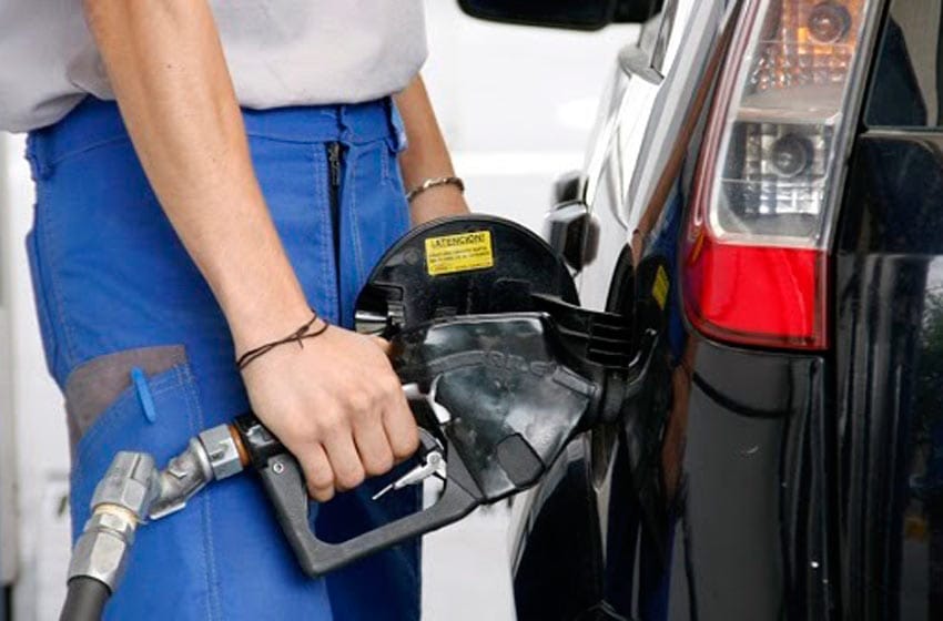 Dos petroleras privadas aumentaron precios este domingo: YPF no acompañaría