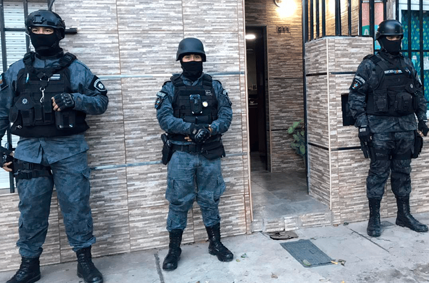 Megaoperativo en Villa Gobernador Gálvez: más de 40 allanamientos por extorsiones y balaceras contra una banda ligada a Los Monos