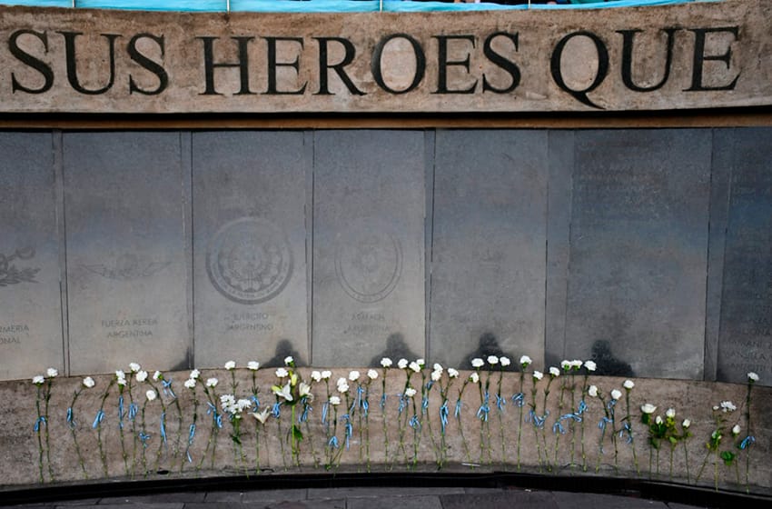 Emotivo acto de cierre en Rosario: 40 flores para los héroes de Malvinas