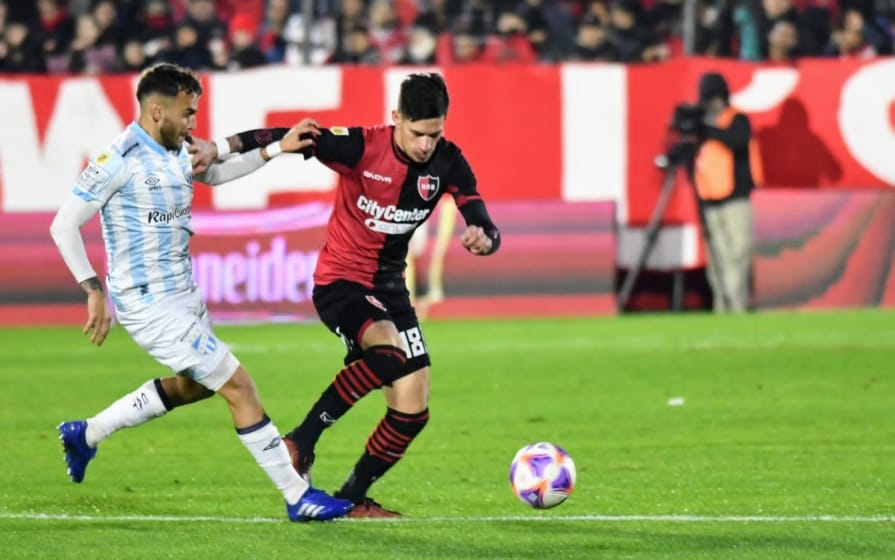 Con una polémica intervención del VAR, Newell’s igualó sin goles frente a Atlético Tucumán