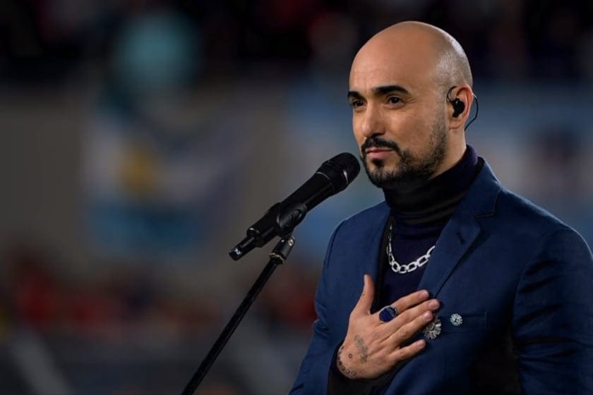 Abel Pintos emocionó con su interpretación del Himno Nacional en la previa al partido de Argentina