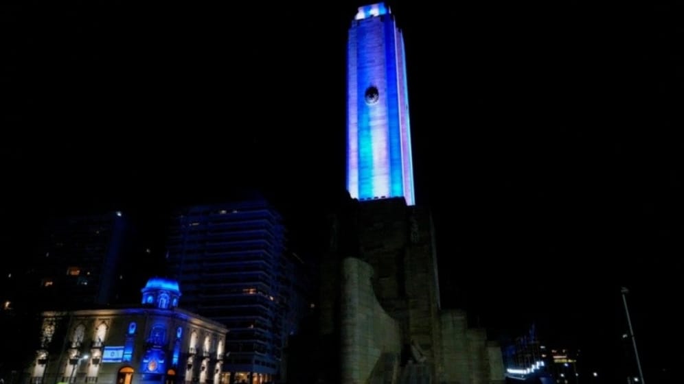 Llamado a la paz: el Monumento y el Concejo se iluminan con los colores de Israel