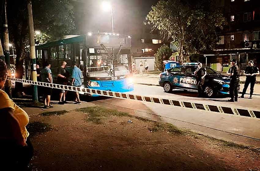 Tras el ataque a balazos a un colectivo, volverá el servicio de transporte urbano y reforzarán la seguridad en barrio Acindar