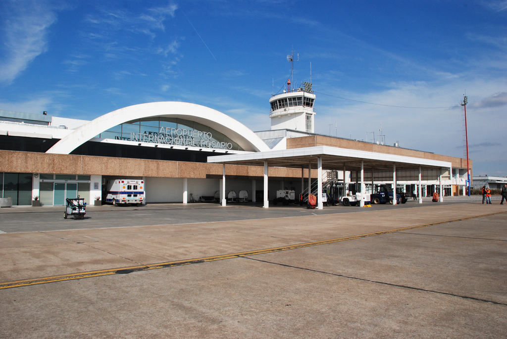 Test rápidos en el Aeropuerto de Rosario: a quiénes y bajo qué criterio se realizan