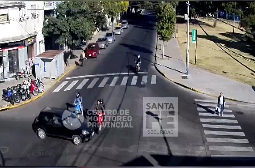 Brutal choque entre una moto y un auto