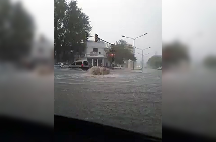 Lluvia intensa y anegamientos: las imágenes de calles rosarinas en las redes