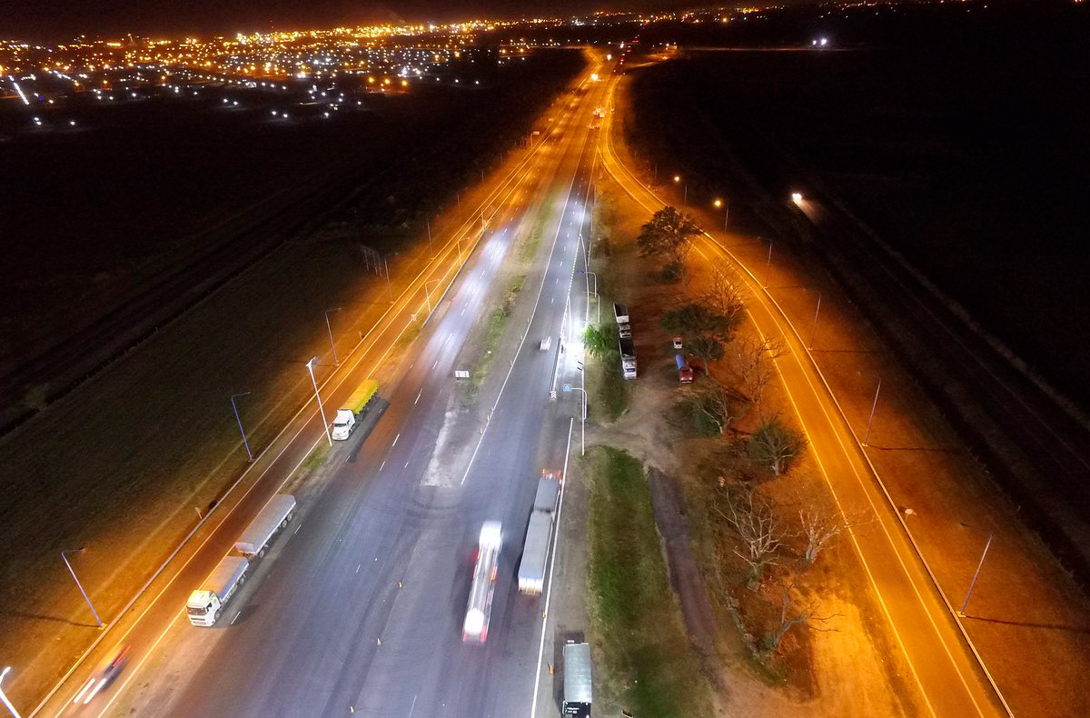 Alerta en la autopista Rosario-Santa Fe: dejaron neumáticos en el asfalto y asaltaron a una pareja