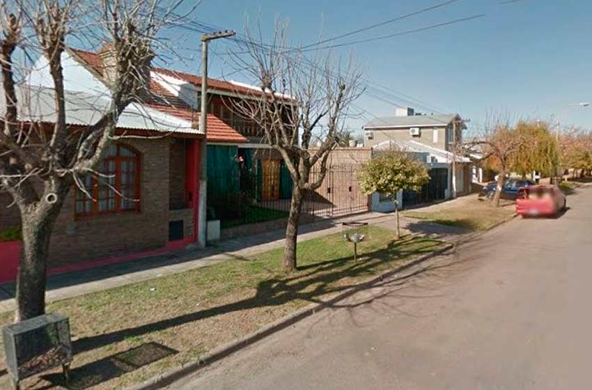 Cuatro delincuentes golpearon ferozmente a una familia para robarle