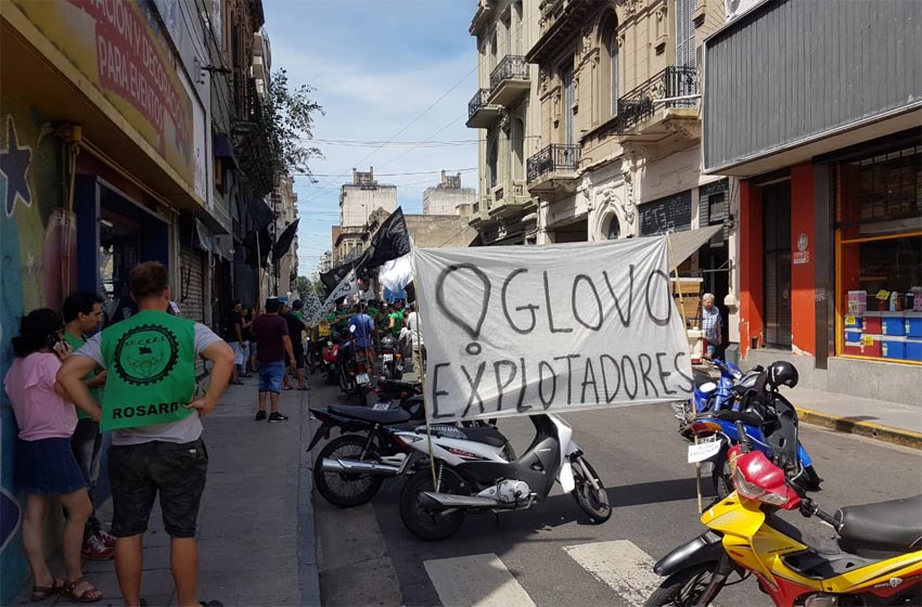 Cadetes cortaron la calle en reclamo de mejoras laborales