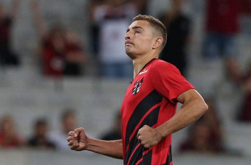 Marco Ruben, con el arco abierto en Athletico Paranaense
