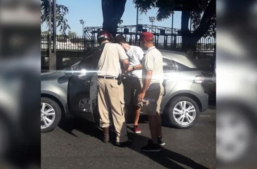 Alcohilizado y descontrolado: ingresó con su auto a altas velocidades en la Calle Recreativa