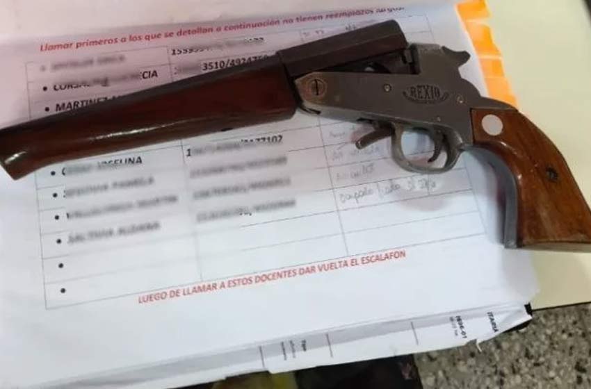 Una nena de 12 años fue armada al colegio: guardó un pistolón en el armario