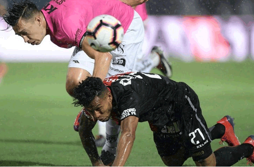 Colón caía ante Independiente del Valle y el partido se postergó por lluvia