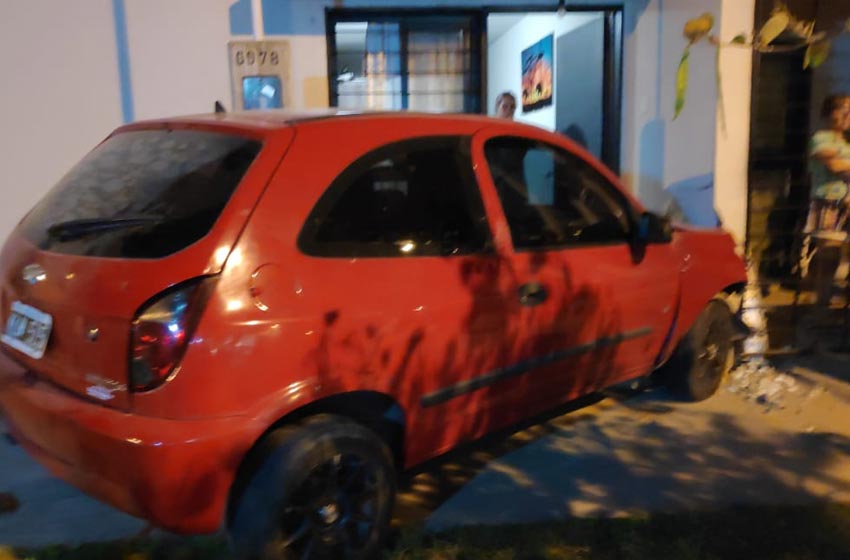 Se desvaneció al volante, chocó otro auto y luego terminó con su coche incrustado contra una casa