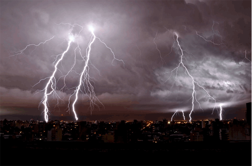 El impacto de un rayo rompió un transformador y dejó sin luz a varios hogares de zona oeste