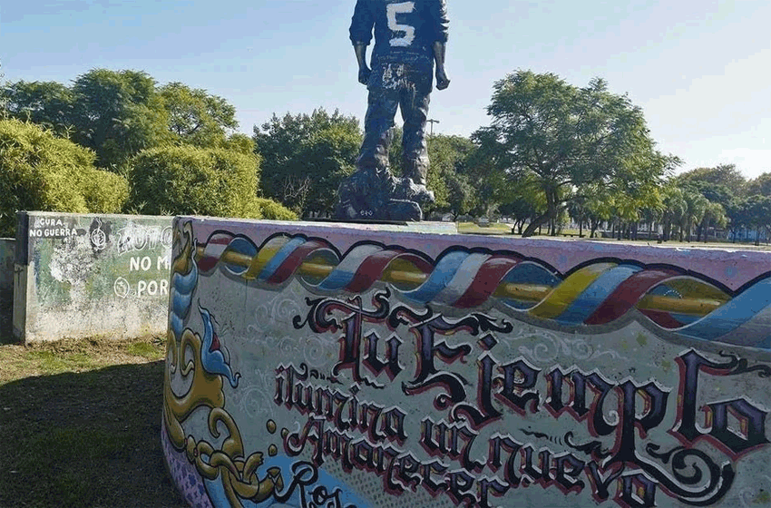 Polémico homenaje: pintaron la estatua del Che Guevara para recordar al Trinche Carlovich