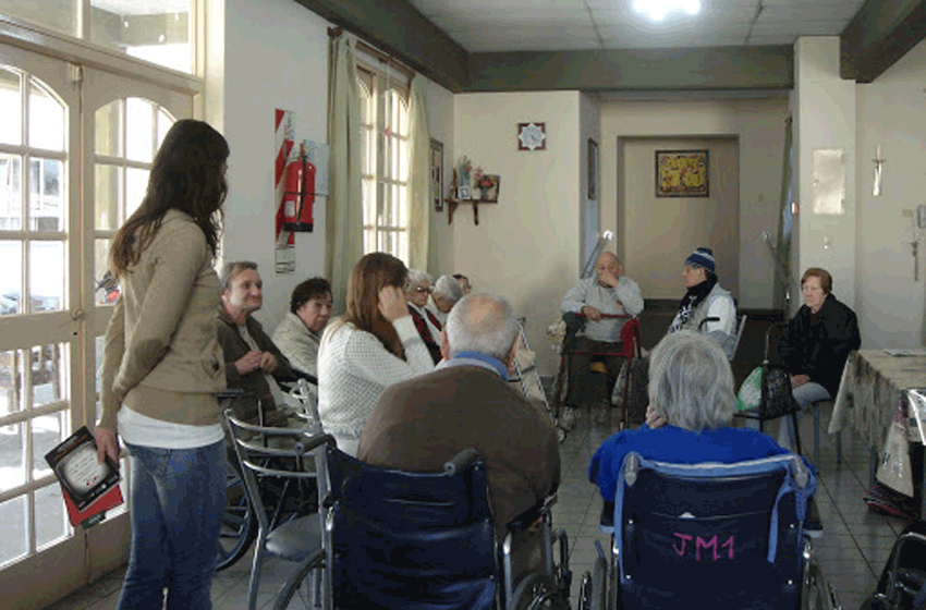 Volver a abrazar: evalúan un protocolo sanitario para permitir las visitas en geriátricos