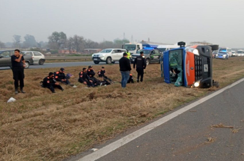 Impactante choque y vuelco en Autopista Rosario-Santa Fe: una mujer debió ser rescatada de su auto