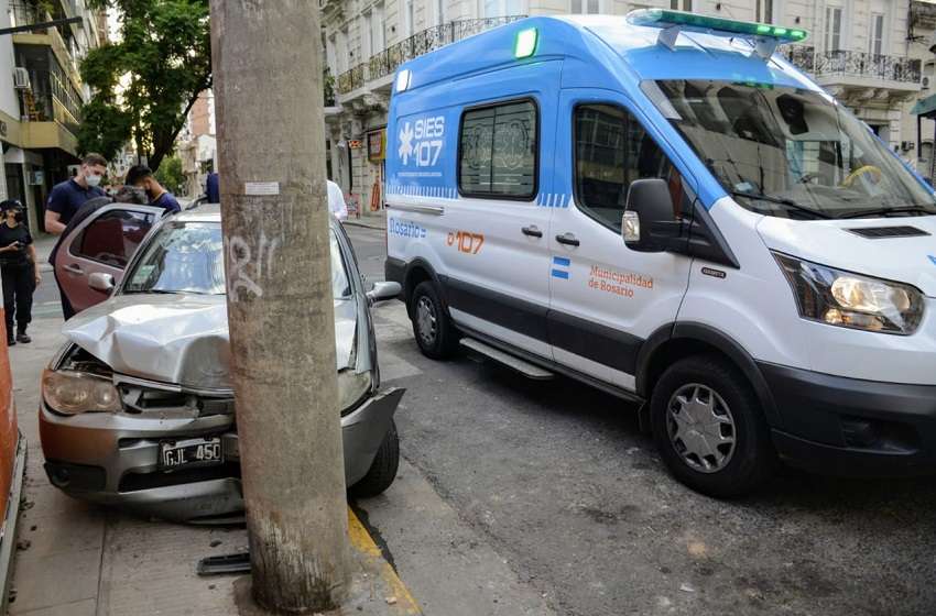 Un taxi chocó contra un auto en San Juan y Buenos Aires: una mujer resultó lesionada