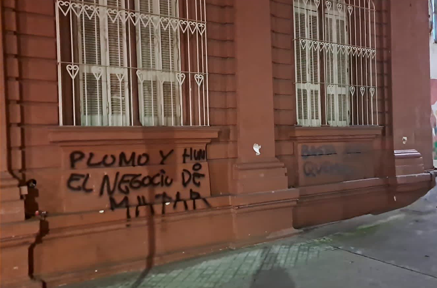 Tras declaraciones por las pintadas, piden la renuncia del funcionario municipal Gustavo Zignago