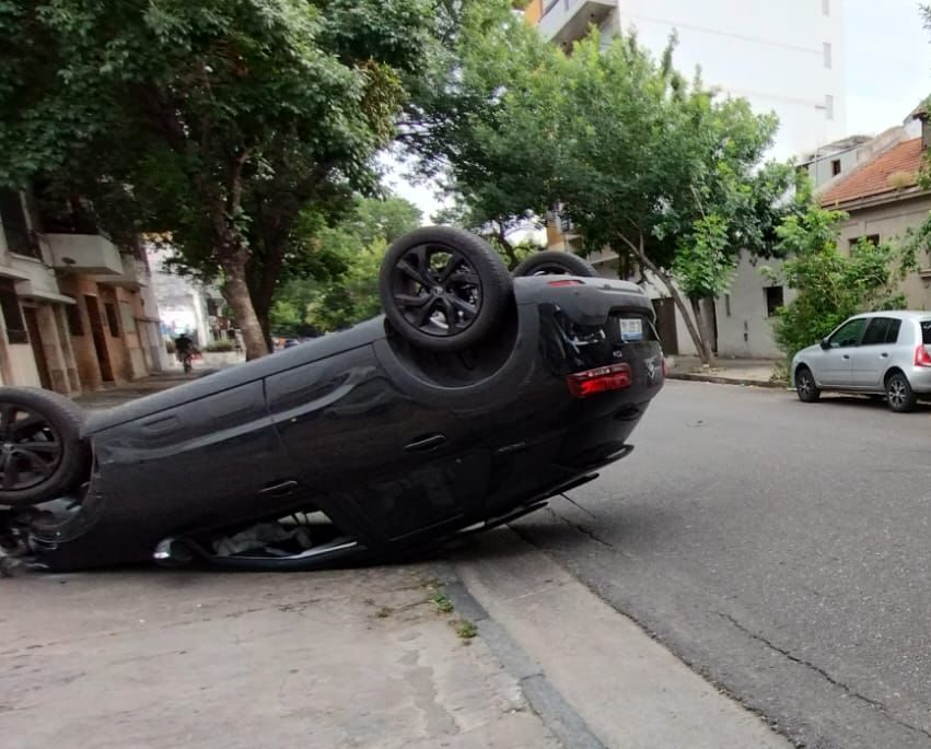 Un automovilista se descompensó, chocó a dos autos estacionados y terminó volcando