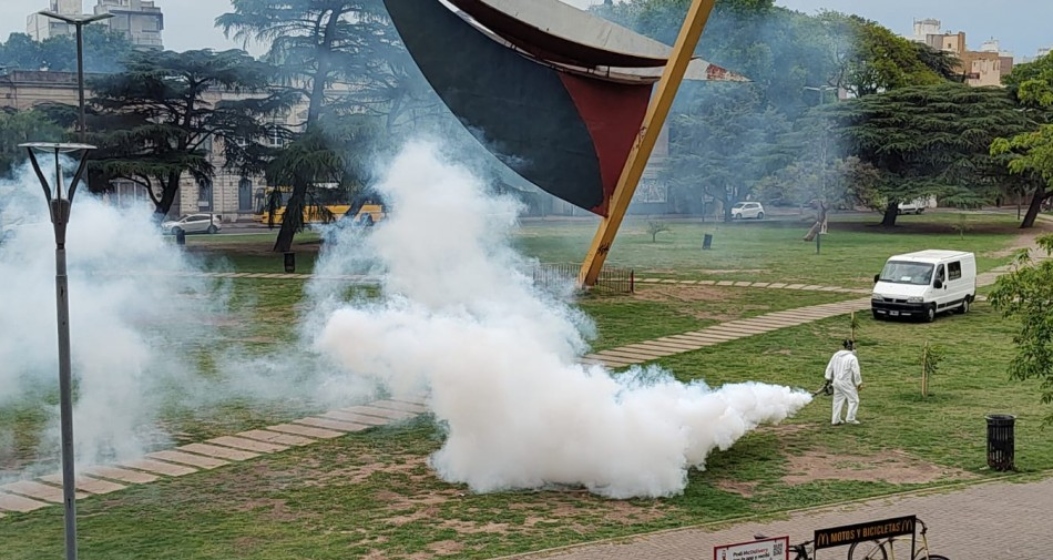 Por la proliferación de mosquitos, refuerzan los operativos de fumigación y desmalezado en toda la ciudad