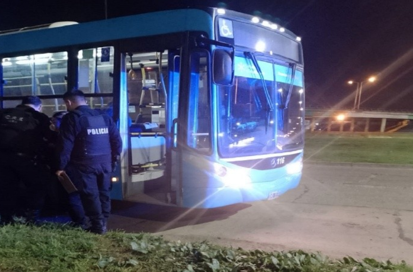 Atacaron dos colectivos urbanos en la zona sudoeste y dejaron una nota amenazante