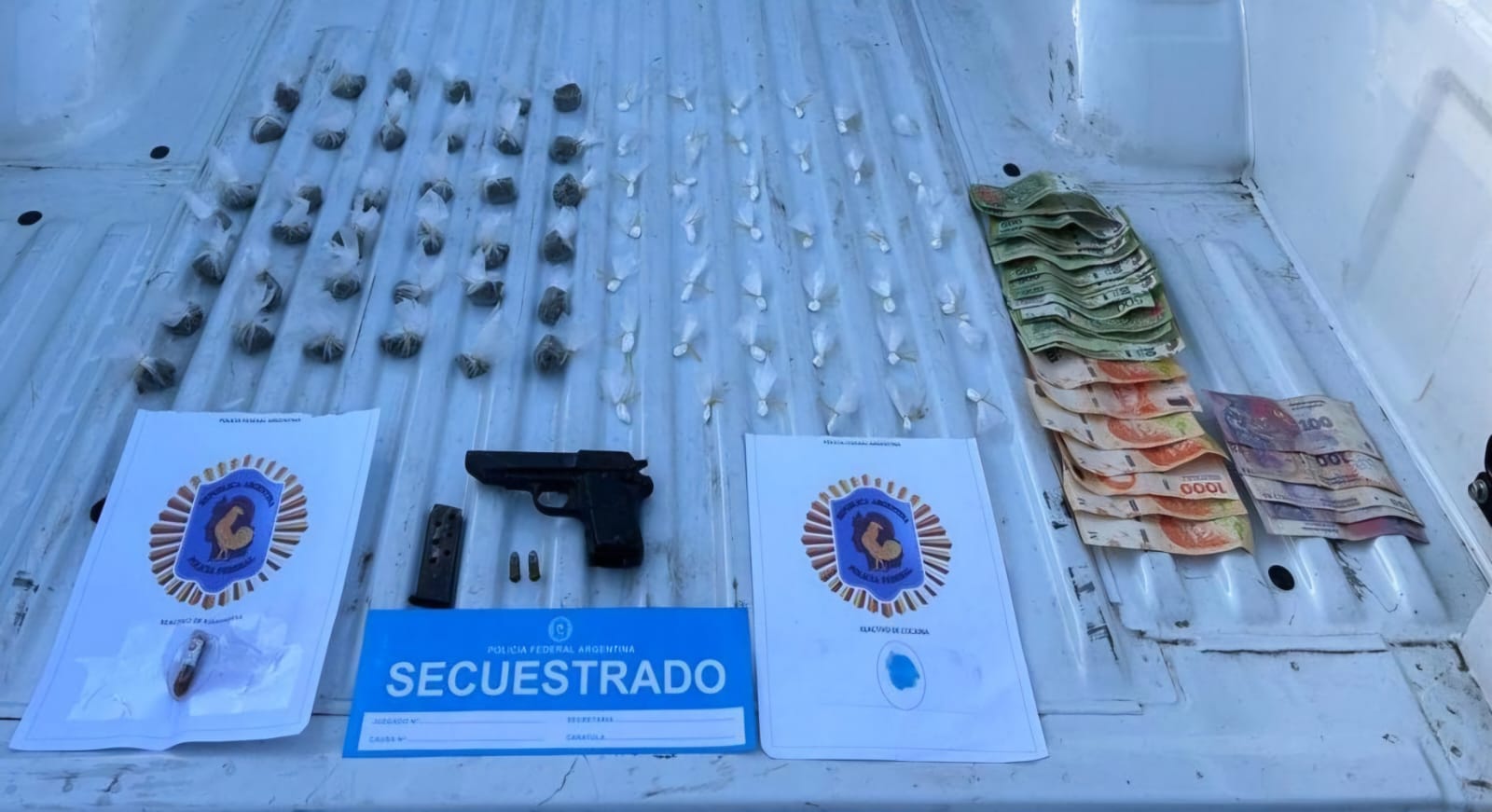 La Policía Federal Argentina detuvo a dos narcos en Rosario y les secuestraron cocaína y marihuana