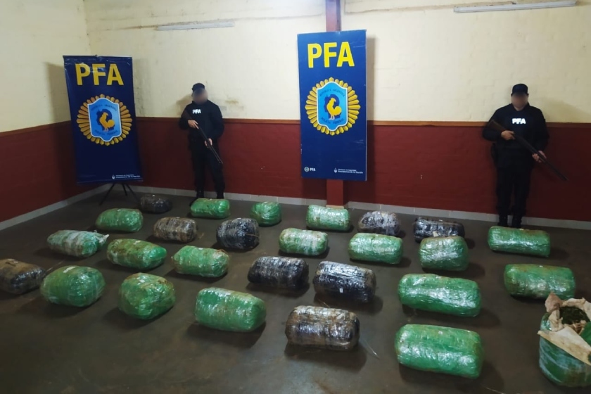 Incautaron más de 300 kilos de marihuana en una zona lindera al río Paraná