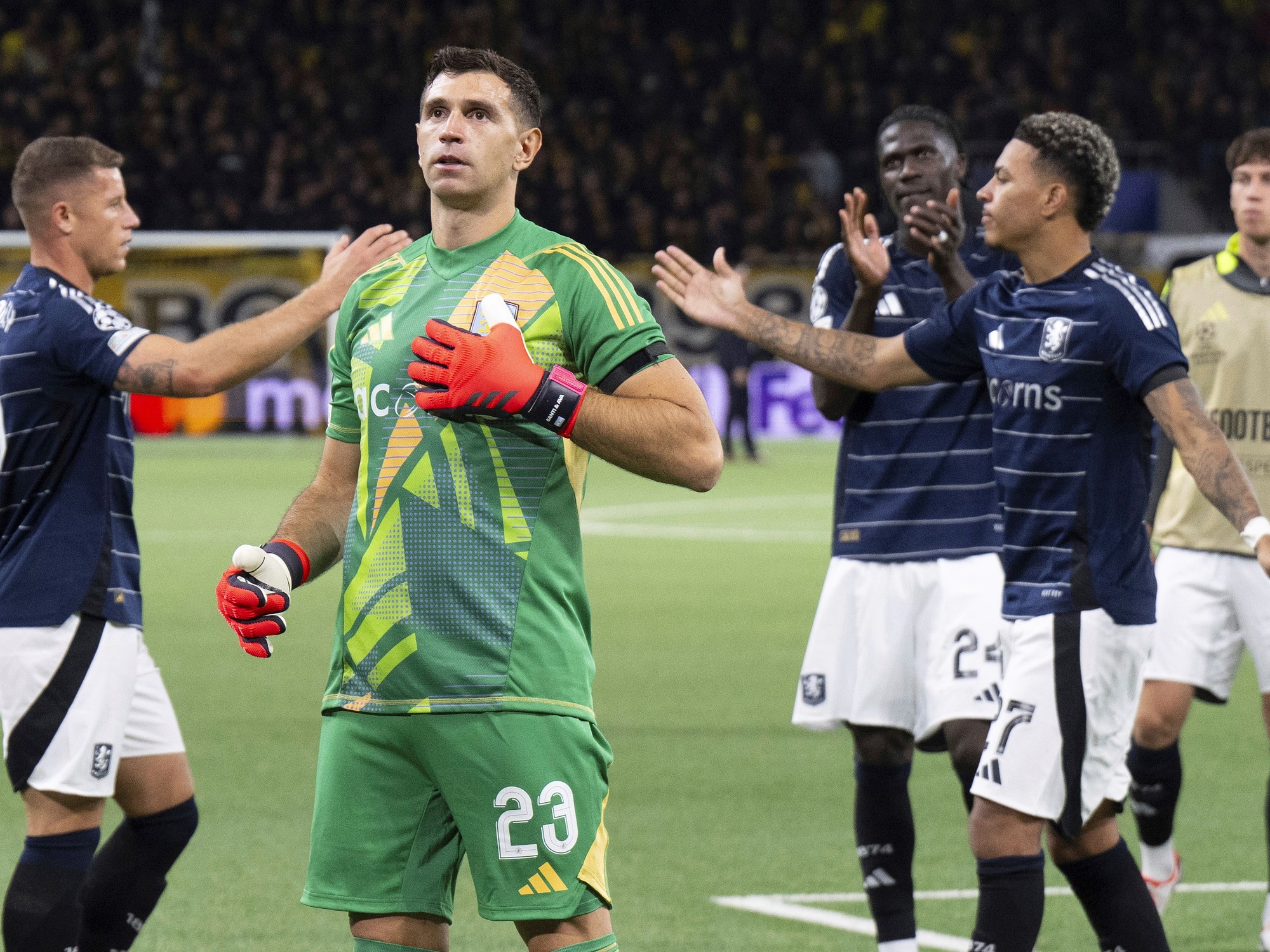 Champions League: Dibu Martínez fue figura en la goleada del Aston Villa y Nico González marcó para Juventus