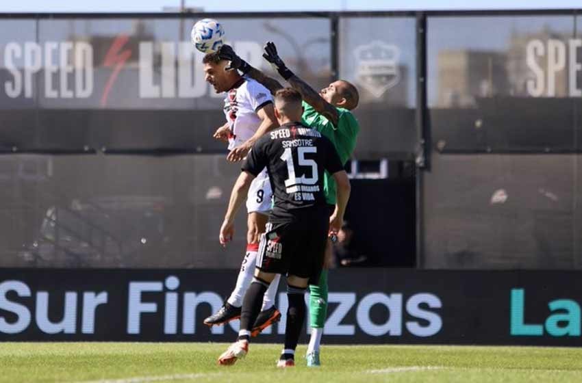 Newell's empató 3 a 3 con un Riestra que jugó con uno menos casi todo el partido