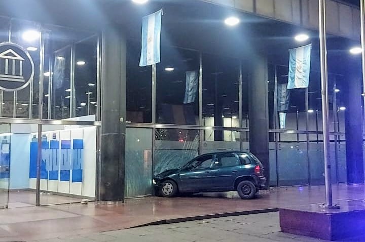 Insólito choque en peatonal Córdoba: un auto impactó contra un Banco