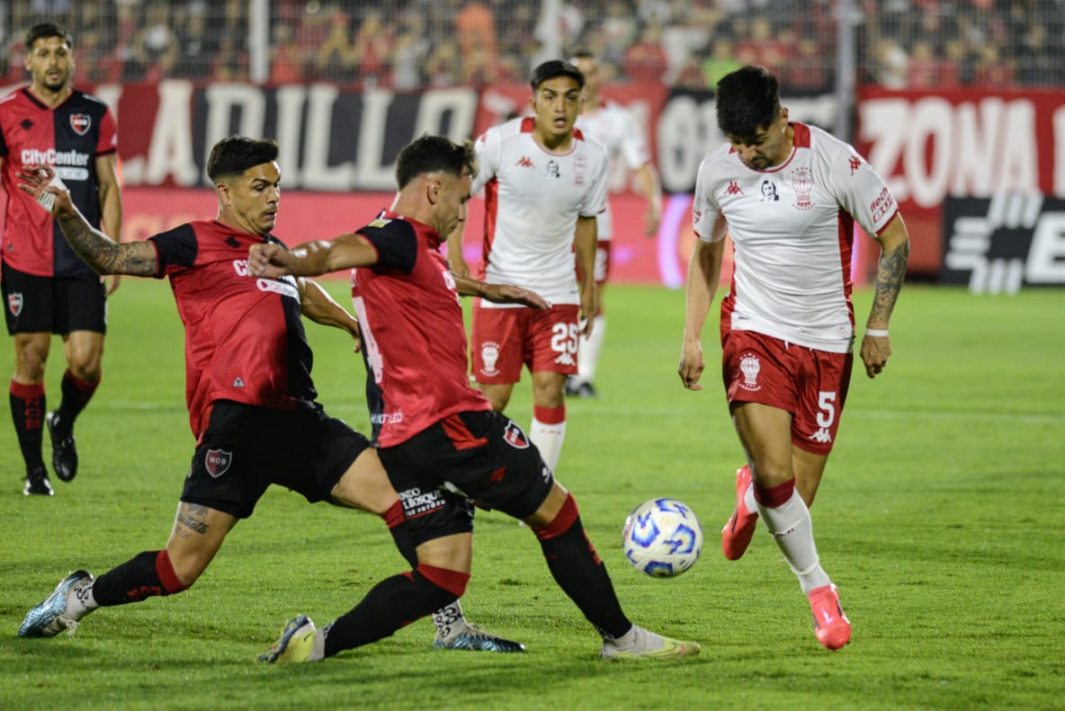 En un partido accidentado por la invasión de hinchas, Newell's cayó ante Huracán por 4 a 2