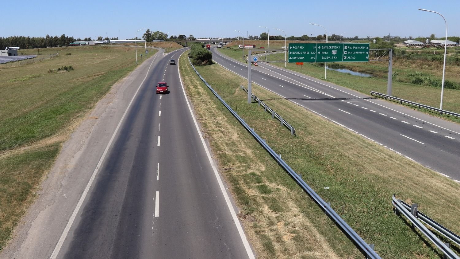 Dos autos y una camioneta protagonizaron un choque en la autopista Rosario-Santa Fe