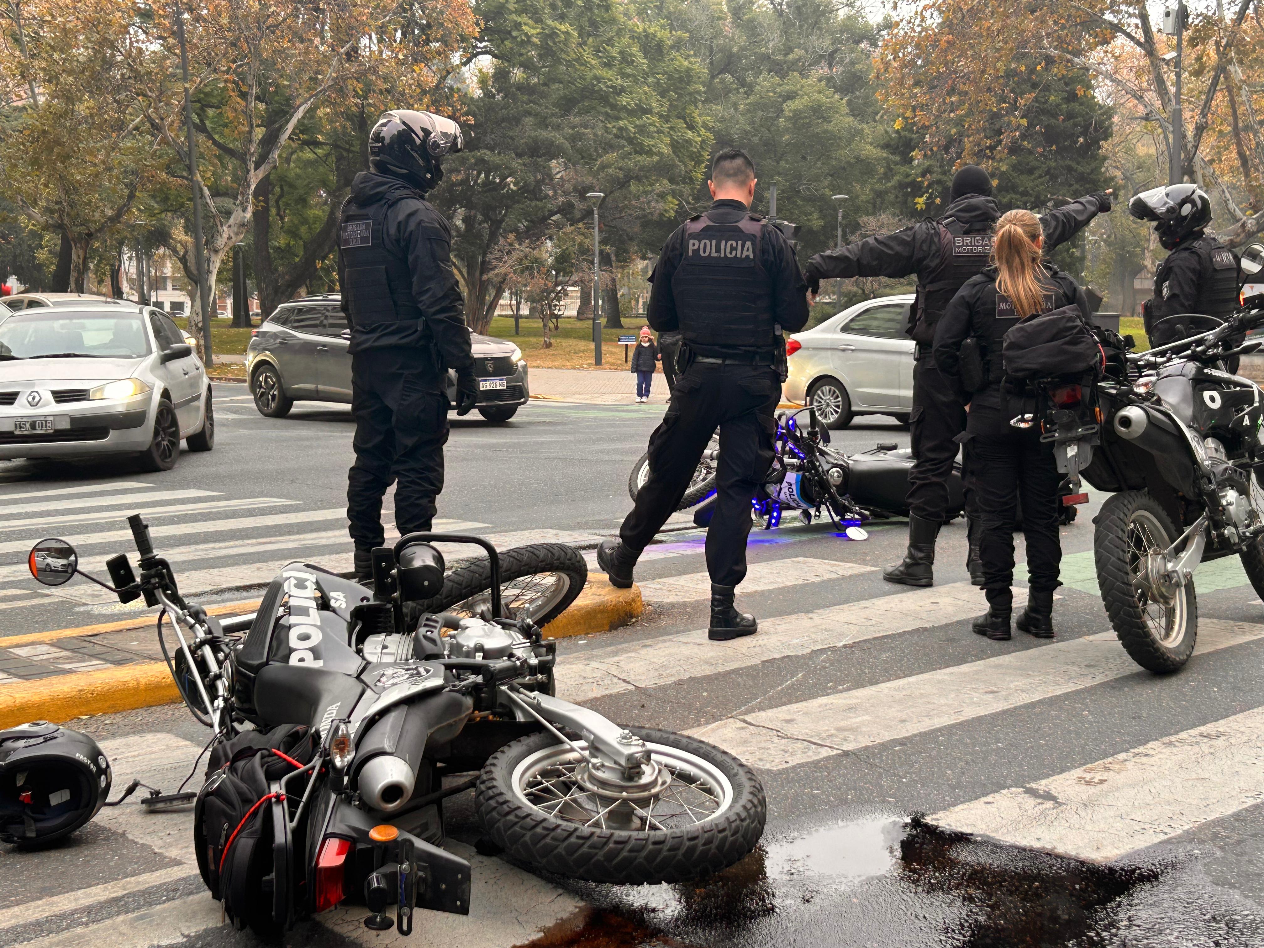 Un policía que iba en moto chocó contra otro y resultó herido en ...
