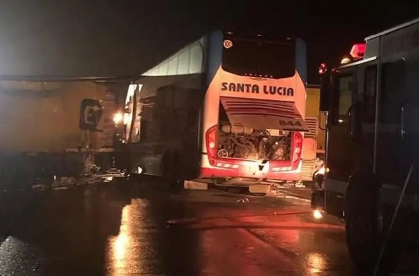 Trágico choque entre un colectivo y un camión en la ruta 11: tres ...