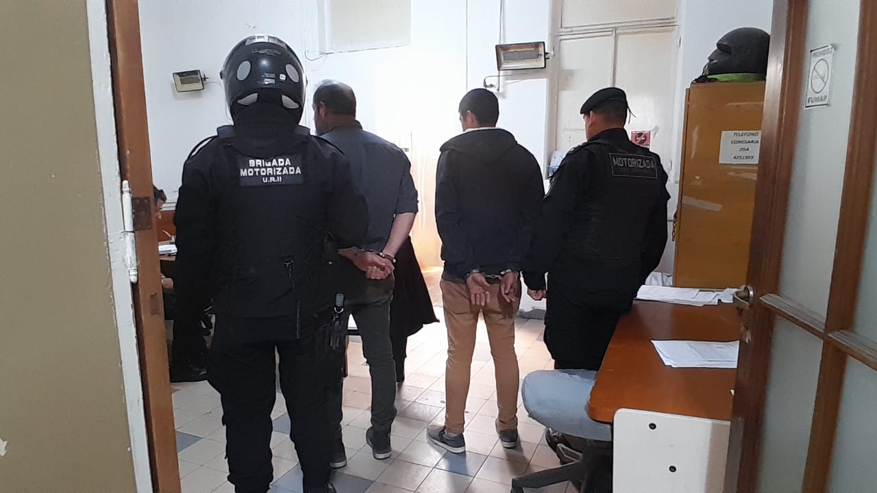 Dos detenidos acusados de amenazar a un hombre con un cuchillo en un ...