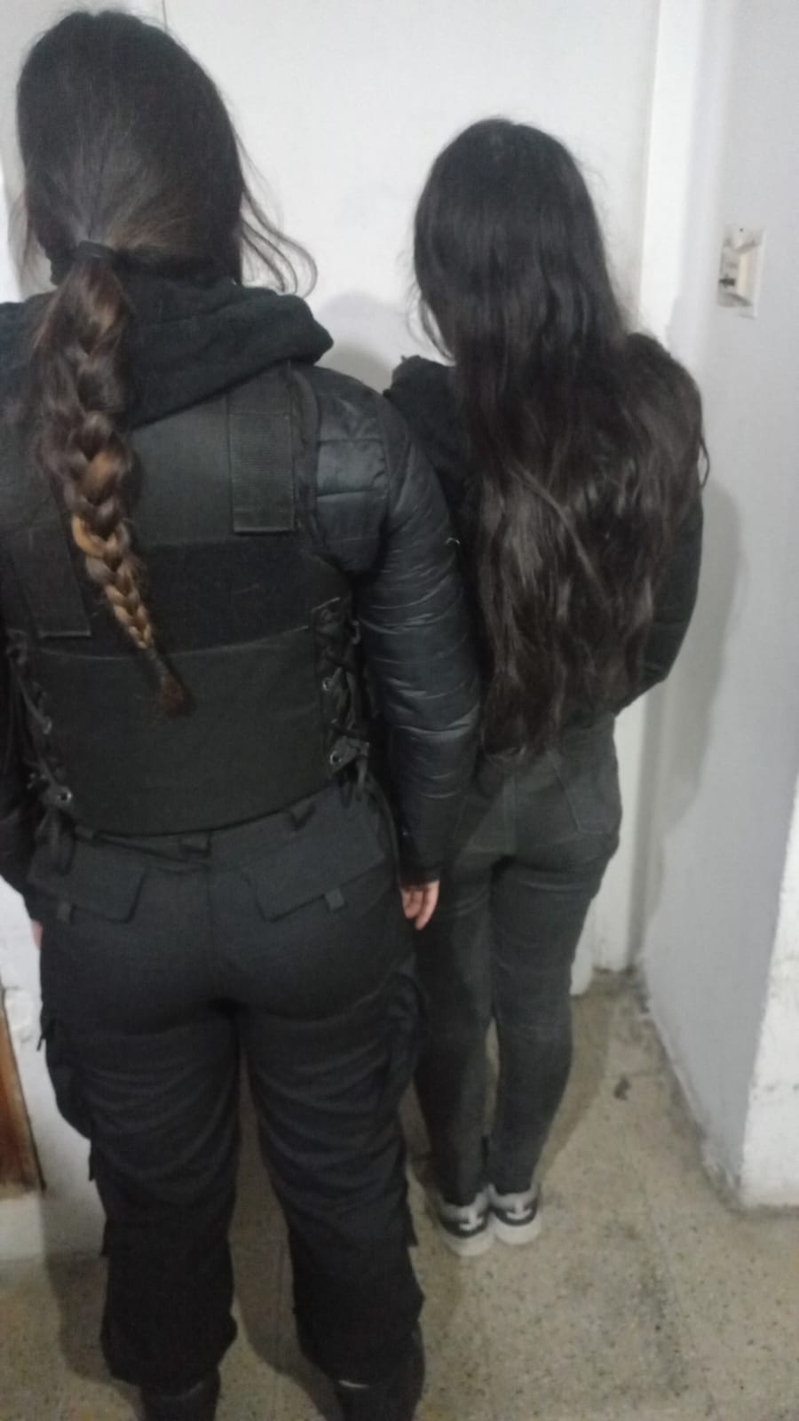 policía detenida niño encerrado