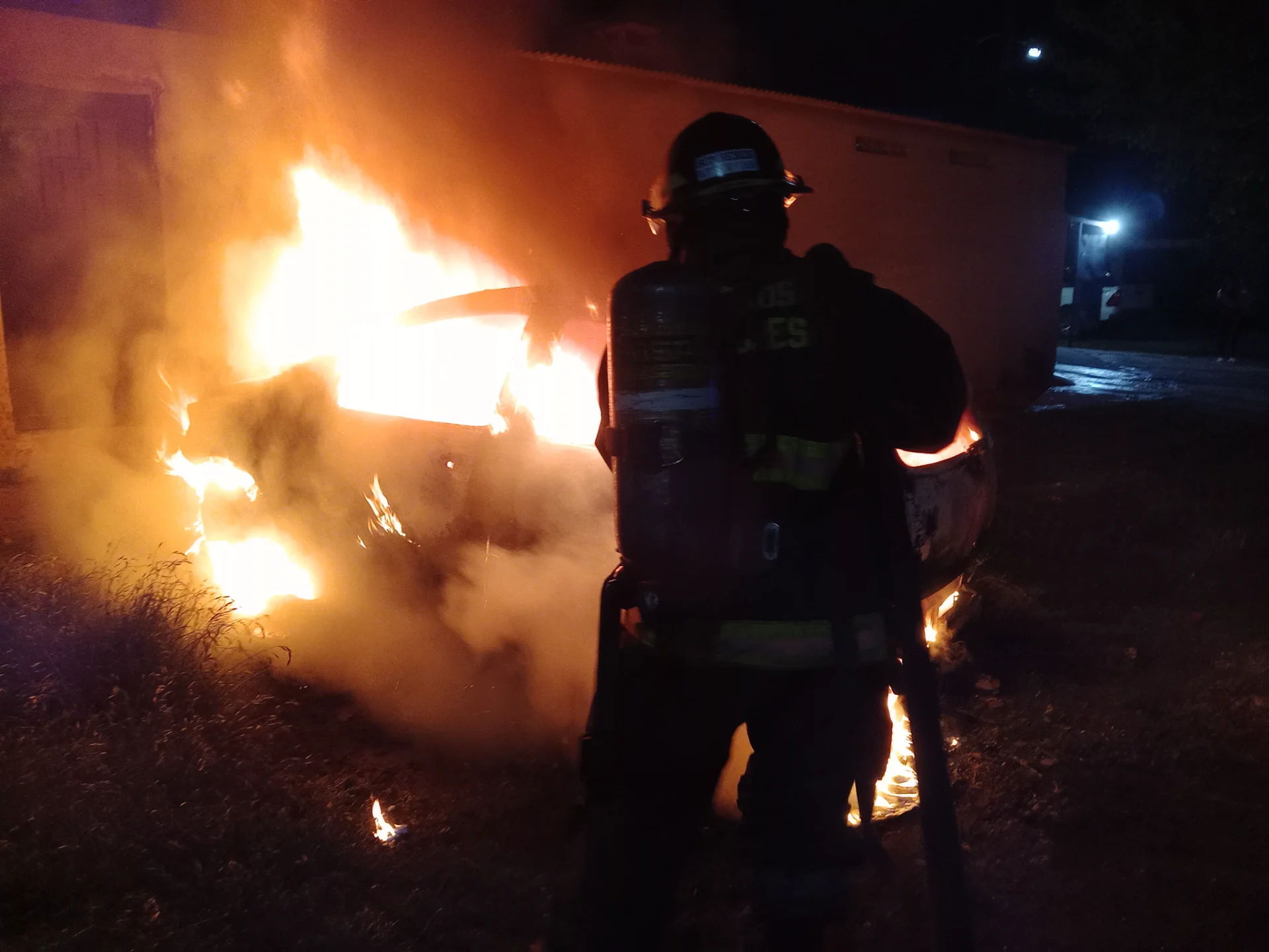 Madrugada agitada para los bomberos tras dos incendios de autos en distintos puntos de Rosario