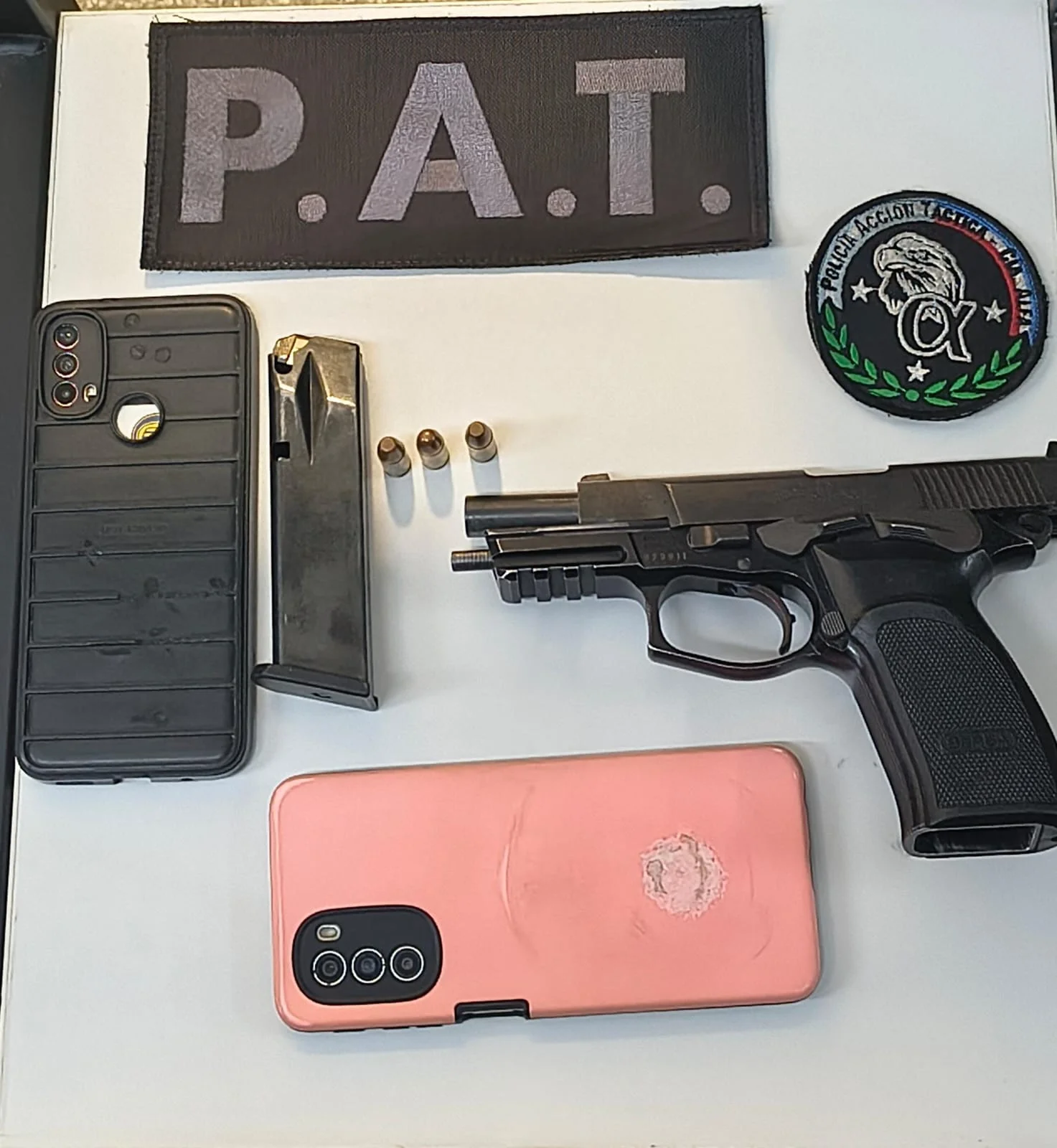 pistola detenidos
